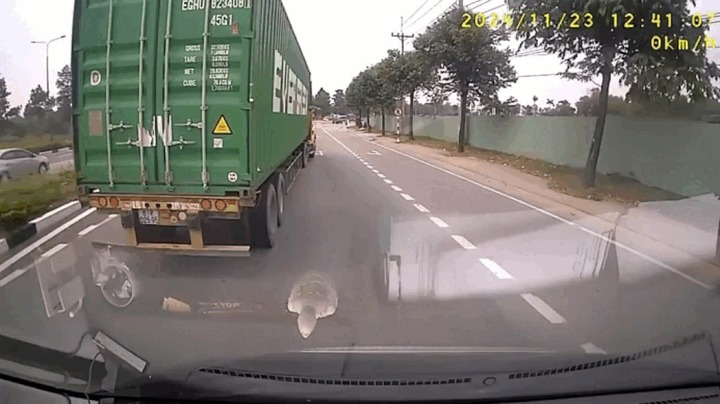 CSGT xác minh clip xe container lạng lách, chèn ép xe khách ở Bình Dương