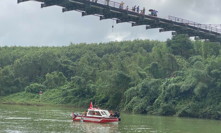 Tìm thấy thi thể 2 nạn nhân trong vụ xe rác rơi xuống sông