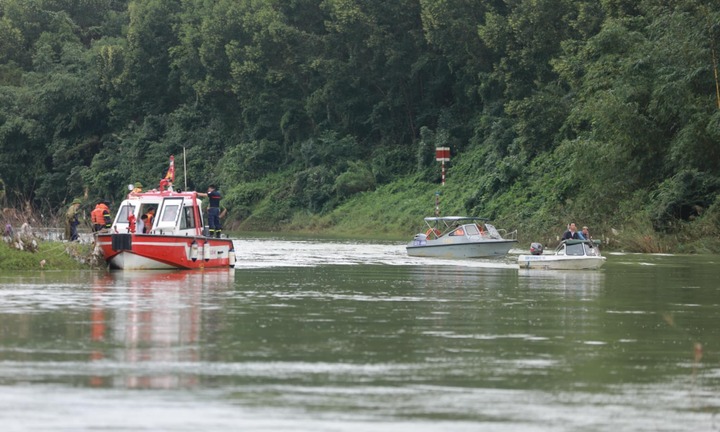Vụ xe tải chở rác rơi khỏi cầu treo: Tìm thấy thi thể 1 nạn nhân