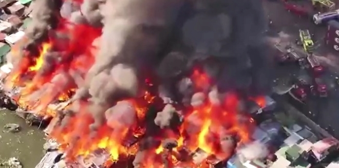 Clip: Kinh hãi biển lửa cuồn cuộn 