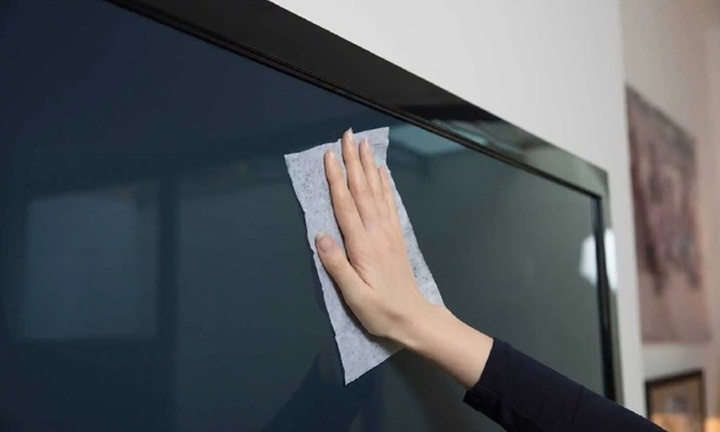 Vì sao không nên dùng giấy ăn lau màn hình tivi?
