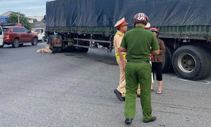 Nữ sinh đi xe đạp điện va chạm với xe đầu kéo, tử vong thương tâm