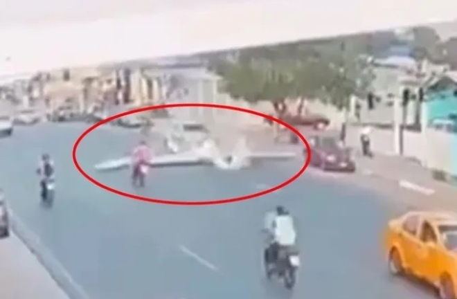Clip: Khinh hoàng khoảnh khắc máy bay rơi xuống đường, 2 người tử vong