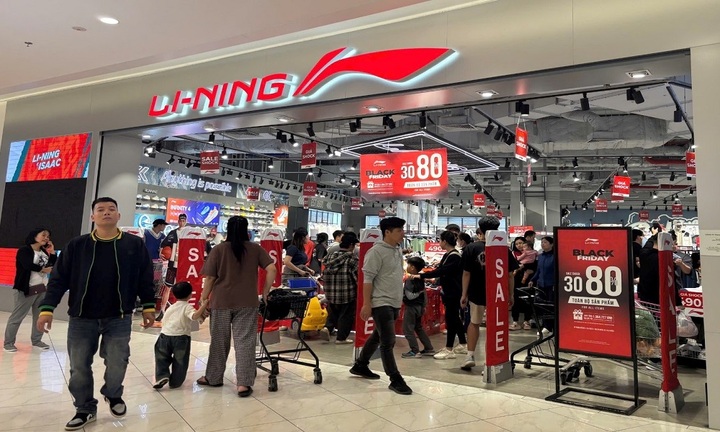 Loạt cửa hàng tung khuyến mãi dịp Black Friday, hội chị em đổ xô mua sắm