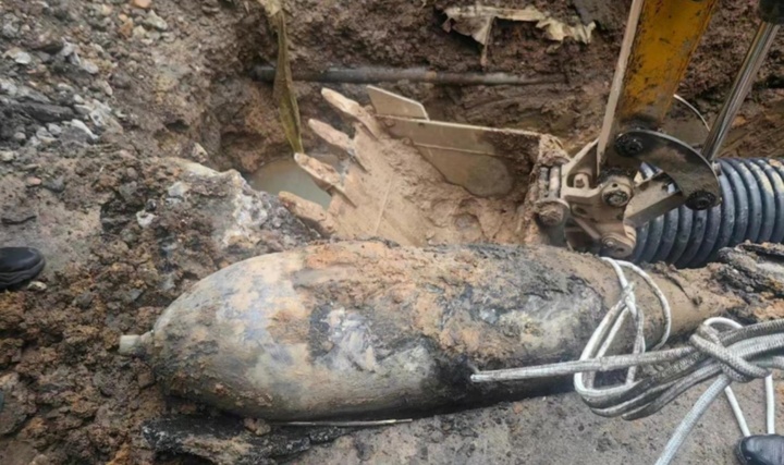 Tưởng đào phải bom, cảnh sát phong tỏa hiện trường thì tìm thấy