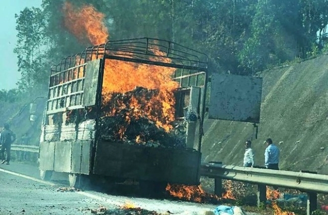 Ô tô tải bất ngờ bốc cháy dữ dội trên cao tốc Nội Bài - Lào Cai