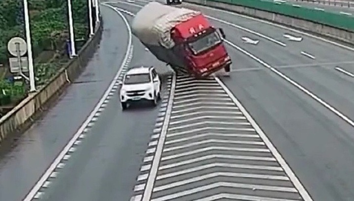 Clip: Thót tim cảnh ô tô 