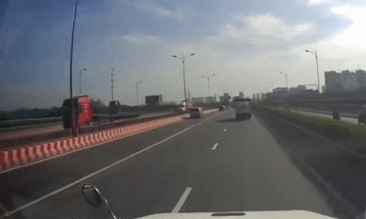 Clip: Kinh hãi cảnh xe bán tải liều lĩnh tạt đầu xe container để 