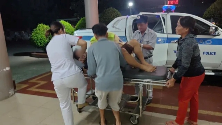 Phát hiện xe tải mất lái trên cao tốc, CSGT kịp thời cứu tài xế bị khó thở