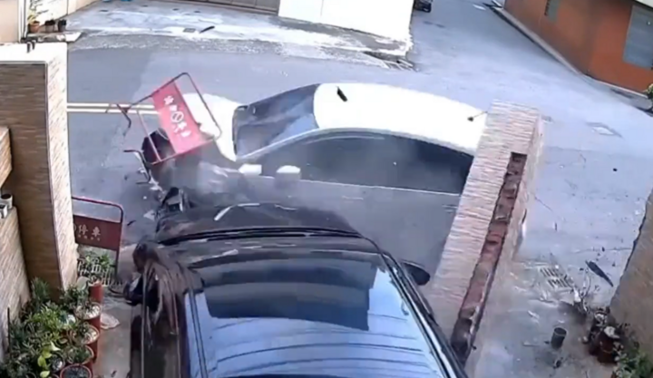 Clip: Tài xế say rượu phóng xe nhanh “như tên bắn”, húc văng trụ cổng nhà dân