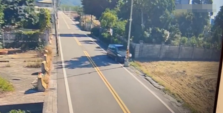 Clip: Xe ô tô biến dạng hoàn toàn sau cú đâm kinh hoàng vào cột điện