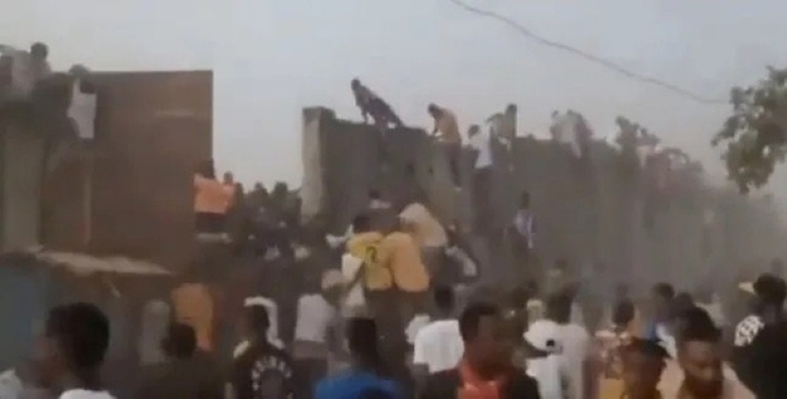 Clip: Kinh hãi cảnh giẫm đạp trong trận đấu bóng đá, 56 người thiệt mạng