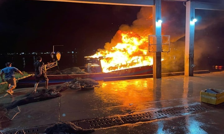Tàu cá neo đậu ở cảng, bất ngờ bốc cháy ngùn ngụt như đuốc trong đêm