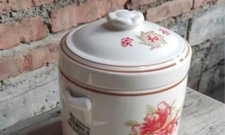 Người đàn ông bàng hoàng phát hiện hũ đựng tro cốt người thân là nồi hầm đang bán trên mạng