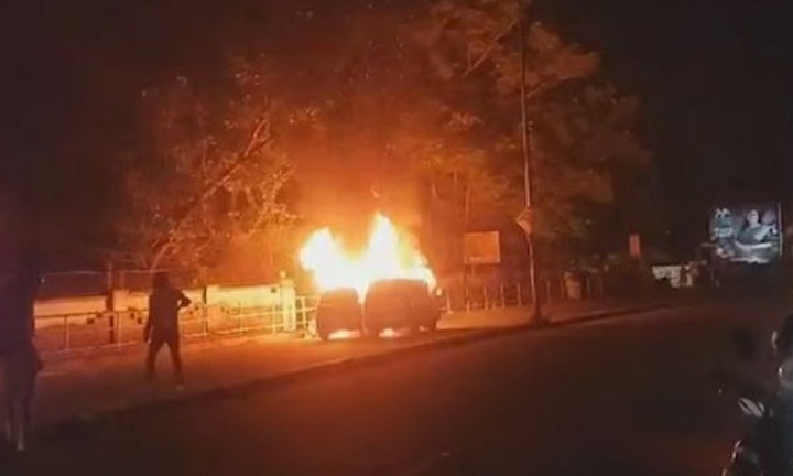 Clip: Phẫn nộ người đàn ông đổ xăng, châm lửa đốt xe ô tô, khiến vợ ngồi bên trong tử vong