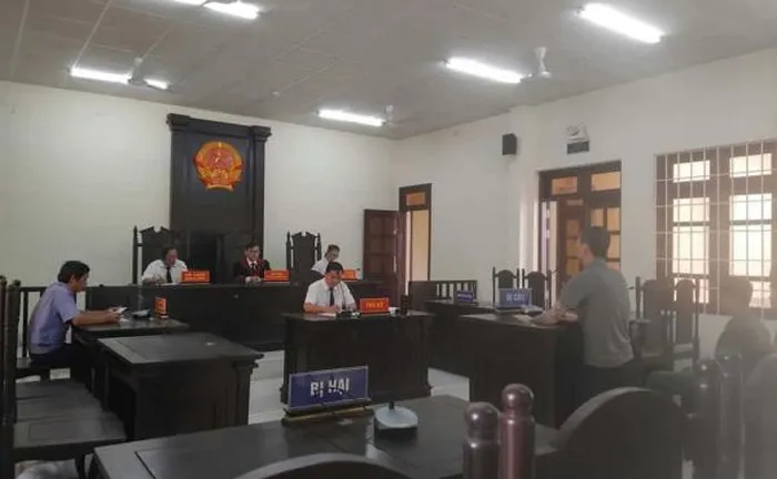 Tin tức pháp luật mới nhất ngày 7/12: Xét xử đối tượng xịt hơi cay, cướp xe máy