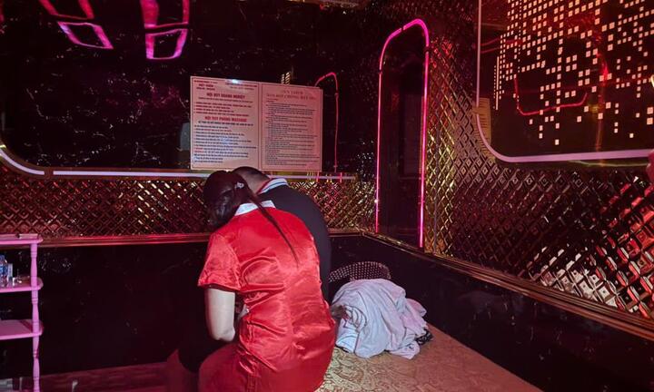 Bắt quả tang 2 nhân viên quán massage kích dục cho khách với giá 500.000 đồng