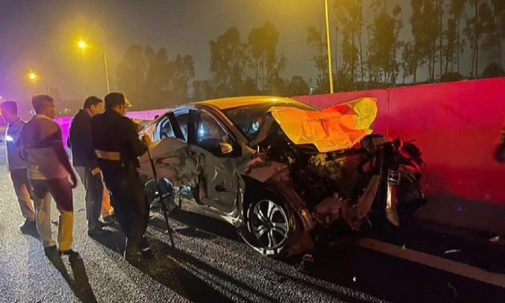 Tai nạn liên hoàn trên cao tốc Hà Nội - Hải Phòng, xe ô tô con bẹp dúm