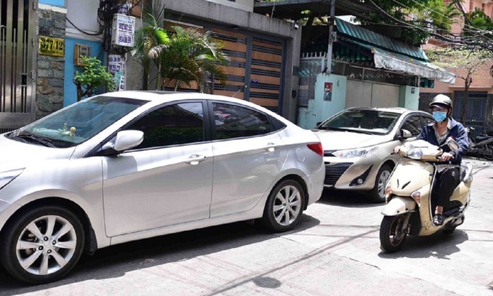 Bị ôtô đỗ chắn lối đi, báo cho ai?