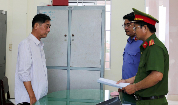 Khởi tố cán bộ xã lợi dụng chức vụ quyền hạn, chiếm đoạt tiền mua bảo hiểm y tế của người dân