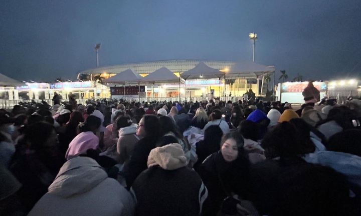 Khán giả bất chấp giá rét, xếp hàng từ 3h sáng chờ xem concert  4 của Anh trai 