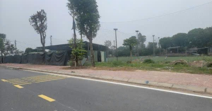 Điều tra vụ nữ nhân viên quản lý đê bị hành hung khi chụp ảnh sân bóng bên sông