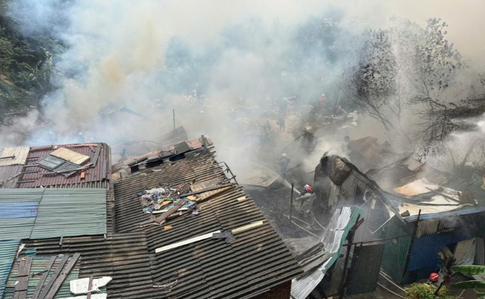 Cháy dữ dội tại dãy trọ ở Hà Nội, khói bốc cao hàng chục mét