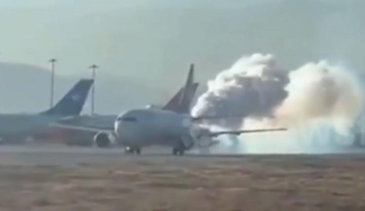 Clip: Hãi hùng cảnh máy bay “nhả” khói trắng dày đặc khi đang đi trên đường băng