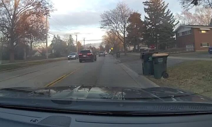 Clip: Kinh hãi cảnh xe rác bất ngờ nổ tung, 3 người bị thương 