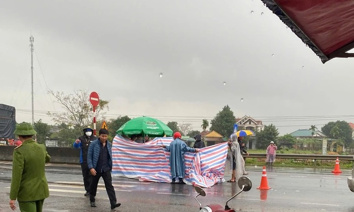 Đi bộ sang đường, cụ ông bị xe khách tông tử vong