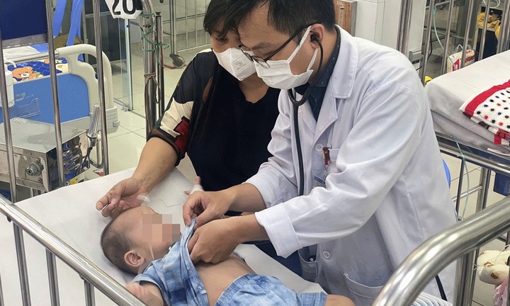 10 ngày ho, sốt, bé gái 19 tháng tuổi bị viêm phổi hoại tử