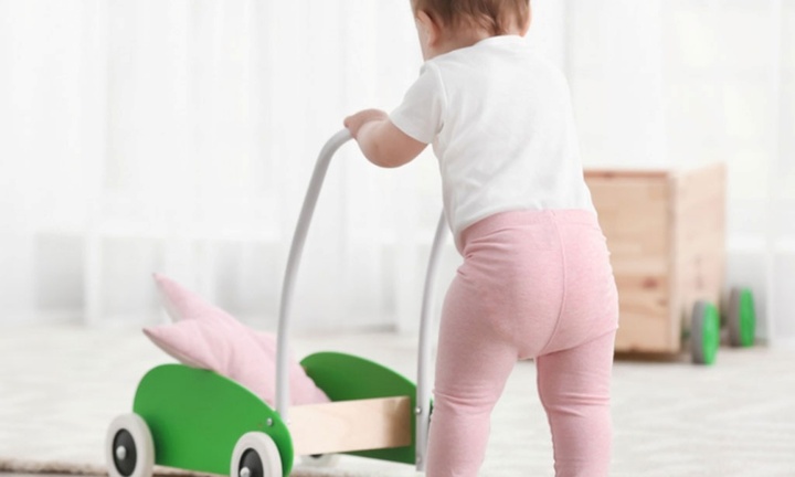 Bé 13 tháng tuổi bị gãy xương hàm dưới do tai nạn từ xe đẩy 