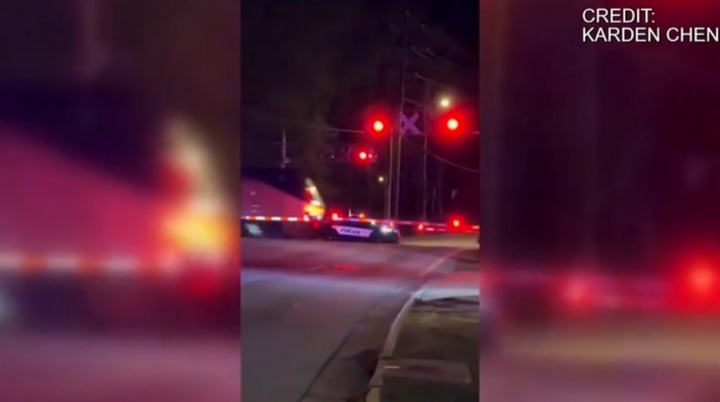 Clip: Đỗ xe giữa đường sắt, xe cảnh sát bị tàu hỏa