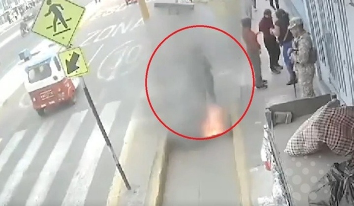 Clip: Khoảnh khắc kinh hoàng người phụ nữ bị hố ga