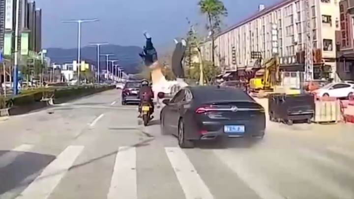 Clip: Lạnh sống lưng trước khoảnh khắc tài xế ô tô tông văng 2 người đi bộ