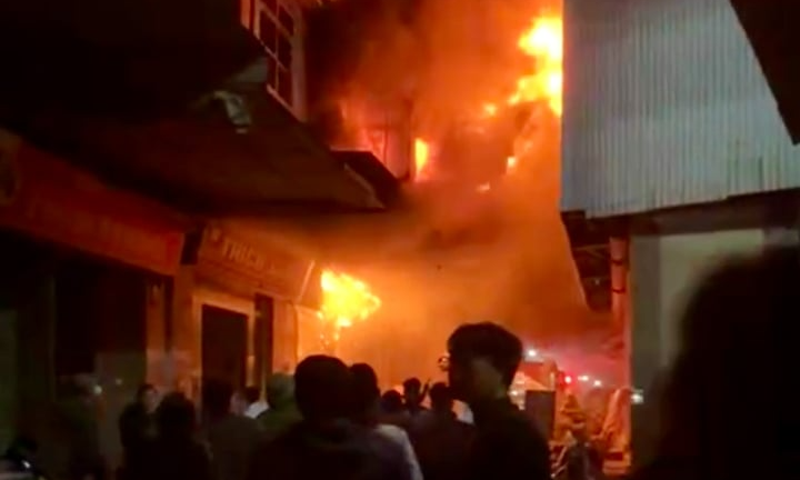 Xưởng gỗ ở Hà Nội bất ngờ bốc cháy ngùn ngụt trong đêm