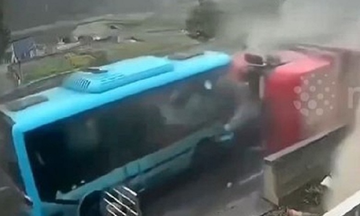 Clip: Hoảng hồn cảnh xe tải lật nghiêng,