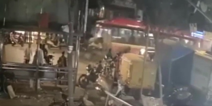 Clip: Xe buýt mất lái 