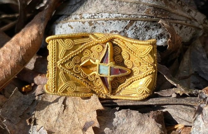 Đào đất trên cánh đồng, người đàn ông tìm thấy kho báu 1,3 tỷ đồng