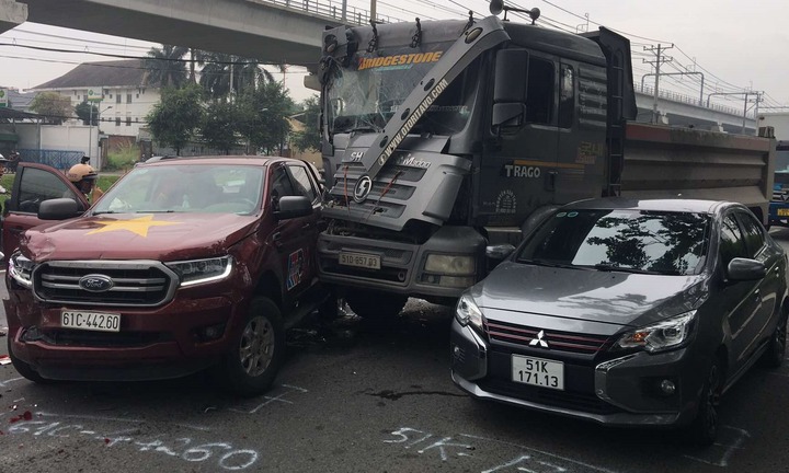 Hiện trường vụ xe ben tông hàng loạt ô tô đang chờ đèn đỏ ở TP.HCM