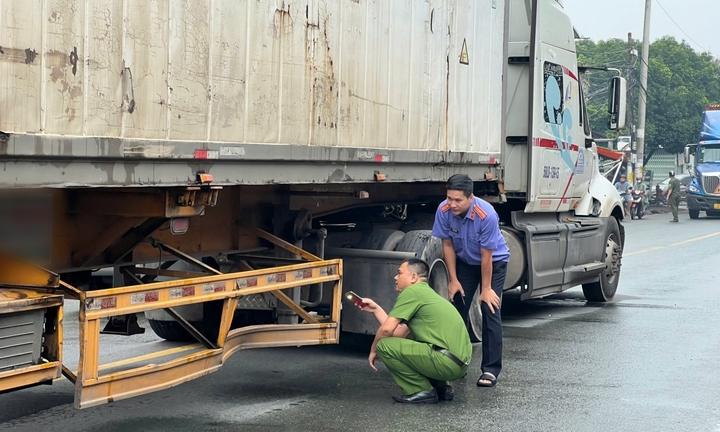 Va chạm với xe container, người đàn ông đi xe máy tử vong tại chỗ
