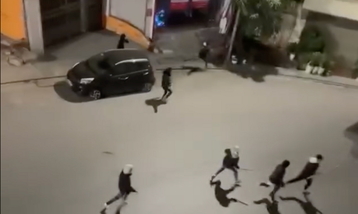 Clip: Kinh hoàng hai nhóm côn đồ hỗn chiến, đập phá xe máy trong đêm ở Hạ Long