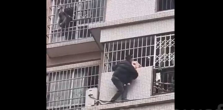 Clip: Thót tim cảnh bé 3 tuổi lơ lửng tầng 7, thoát chết nhờ người đàn ông dũng cảm