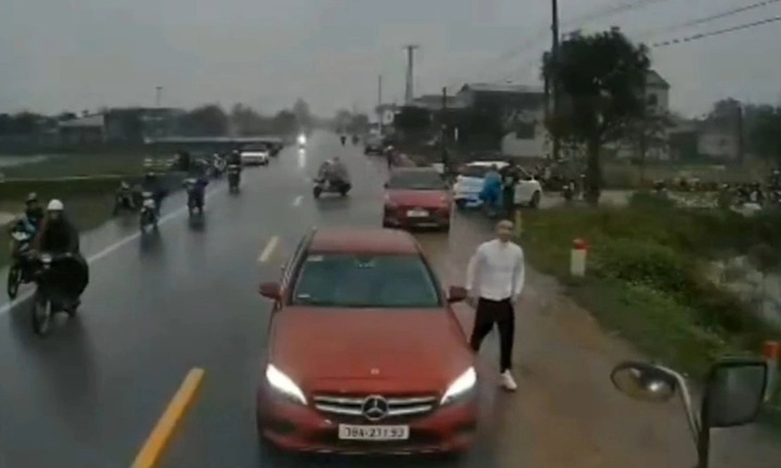 Công an vào cuộc vụ xe Mercedes dừng giữa đường ngược chiều, cản trở giao thông