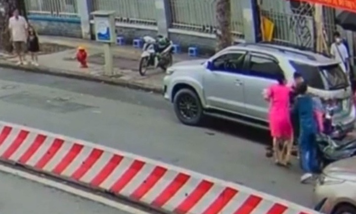 Truy tìm tài xế ô tô hành hung người đi đường giữa trung tâm TP.HCM