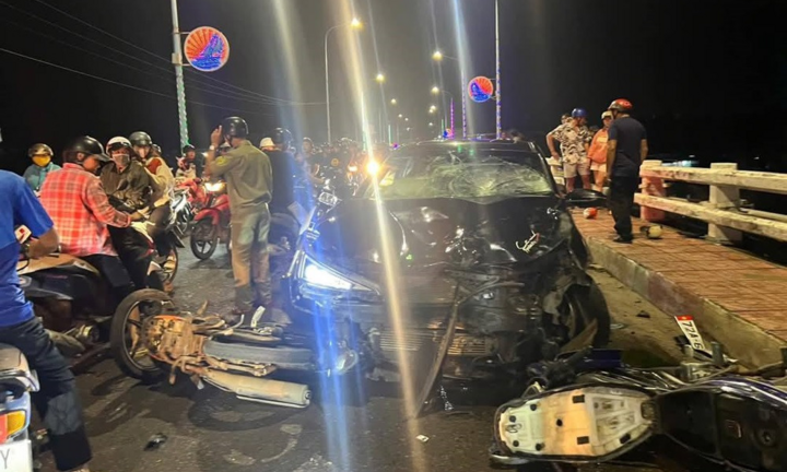 Vụ ô tô tông 3 xe máy, 5 người bị thương: Tài xế vi phạm nồng độ cồn, đi sai làn