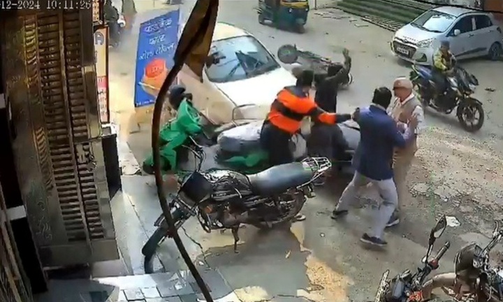 Clip: Cảnh tượng xe ô tô lao vào đám đông, tông trúng nhiều người trên phố