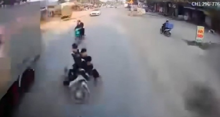 Clip: Kinh hoàng khoảnh khắc xe máy 