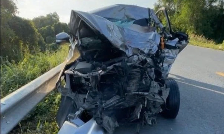 Hiện trường vụ xe tải và xe 7 chỗ đối đầu, 2 người thương vong