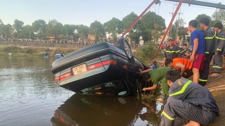 Clip: Ô tô bất ngờ lao xuống hồ thủy lợi ở Đắk Nông, tài xế may mắn được cứu